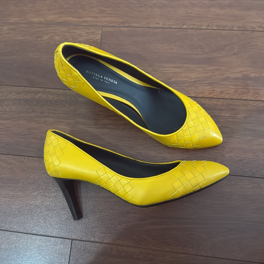 New bottega veneta mustard yellow intrecciato leather pumps with weave detailing